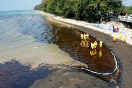 About 200 navy personnel have joined efforts in Thailand to clean up oil from an undersea pipeline. Credit: EPA