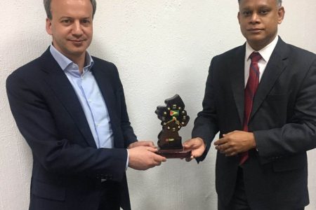 Anand Raghunauth (right), Vice President of GCF, presents a token from the association to the FIDE President Arkady Dvorkovich