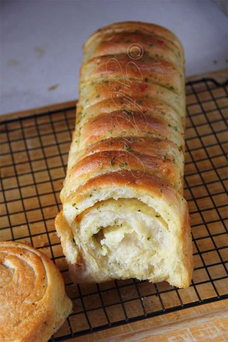 Pull Apart Breads are meant to be shared (Photo by Cynthia Nelson)