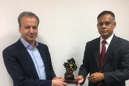 Vice-President of the Guyana Chess Federation Anand Raghunauth presents a Guyana clock to FIDE President Arkady Dvorkovich in
Mexico City