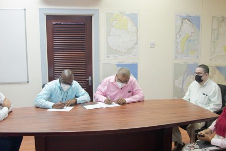 The signing of the MoU (Ministry of Health photo)