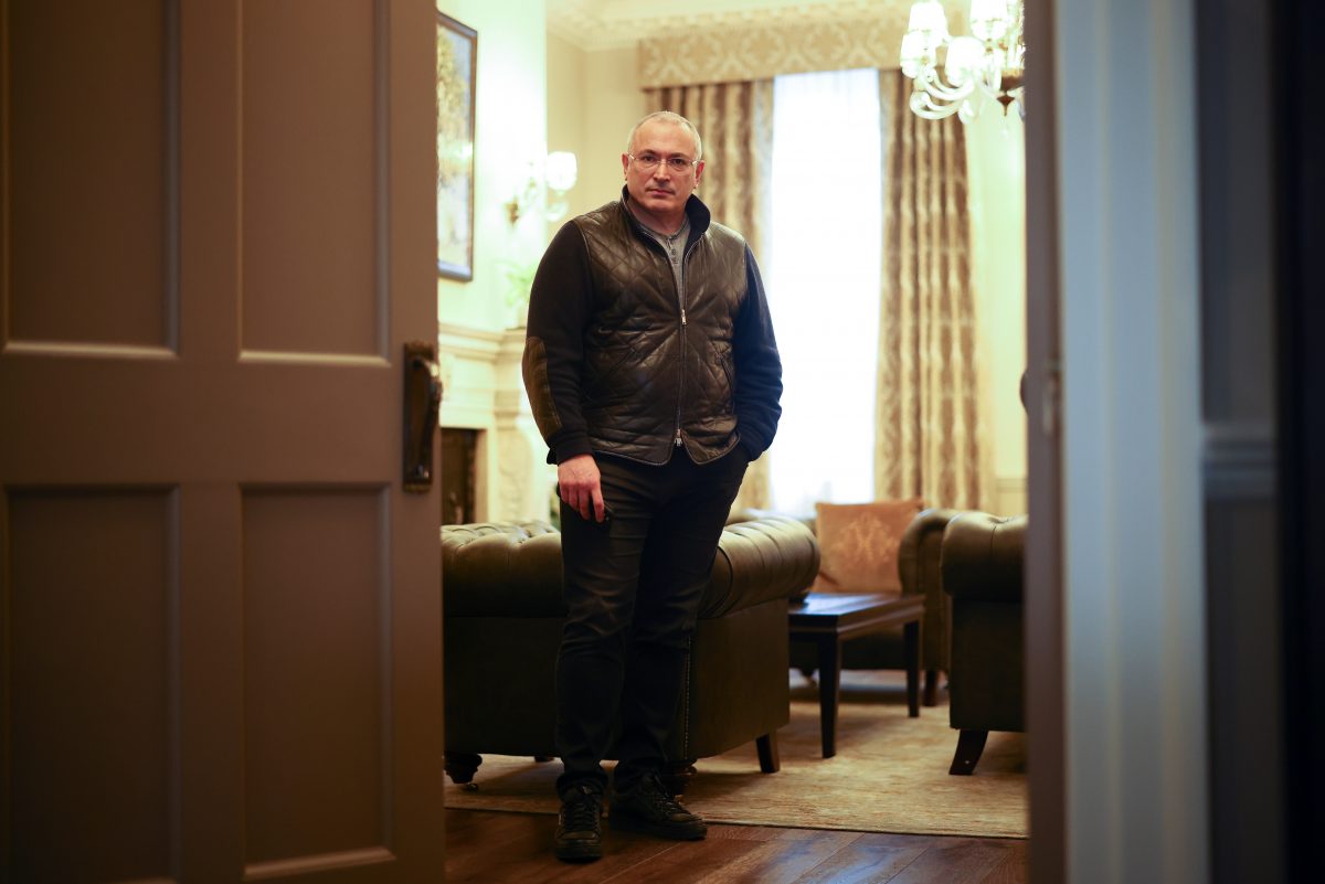 FILE PHOTO: Former Russian tycoon Mikhail Khodorkovsky poses for a pictured after an interview with Reuters in central London, Britain, January 18, 2021. REUTERS / Henry Nicholls