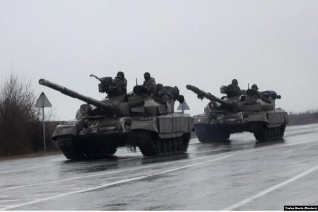 Ukrainian tanks move into the eastern city of Mariupol. (Reuters photo)