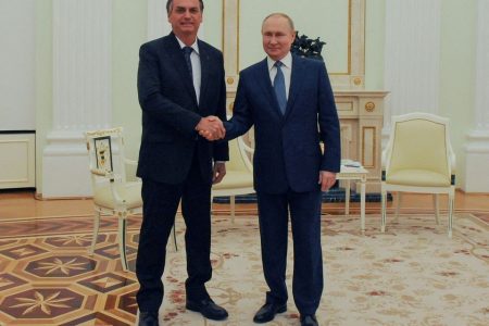 Vladimir Putin (right) and Jair Bolsonaro shake hands (Reuters photo)