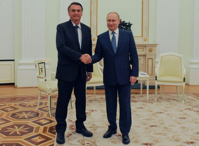 Vladimir Putin (right) and Jair Bolsonaro shake hands (Reuters photo)
