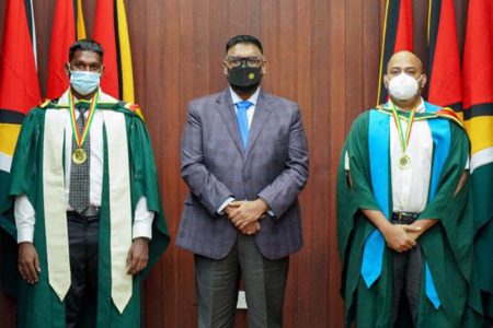 President Irfaan Ali  (centre) with Devindra Kissoon (left) and Tomeshwor Mohabir
(Office of the
President photo)