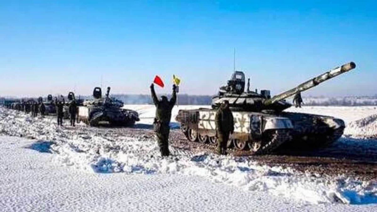 Russian army tanks stand ready to move back to their permanent base after drills in Russia. In what could be another sign that the Kremlin would like to lower the temperature, Russia’s Defense Ministry announced Tuesday that some units participating in military exercises would begin returning to their bases.  (AP)