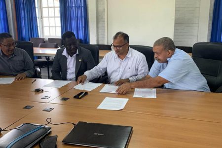 The signing of Memorandum of Co-operation between the heads of the Guyanese and Surinamese delegations