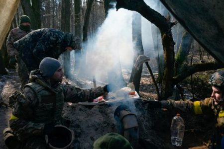 Ukrainian forces preparing food on March 10th (Reuters photo)