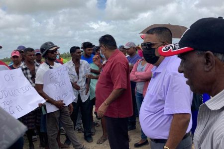 Region Six Chairman, David Armogan and Regional Vice Chairman, Zamal Hussain visited the Lesbeholden protest yesterday to listen to concerns raised by farmers.