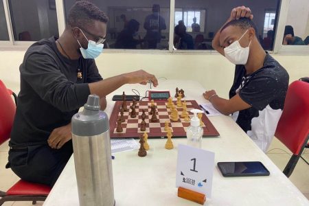 Anthony Drayton, right, and Davion Mars battle it out in their top of the table round four clash.