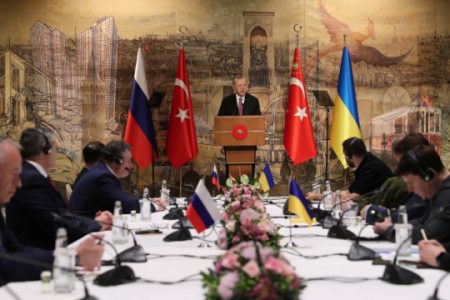 Turkish President Tayyip Erdogan addresses Russian and Ukrainian negotiators before their face-to-face talks in Istanbul, Turkey March 29, 2022. Murat Cetinmuhurdar/Presidential Press Office/Handout via REUTERS