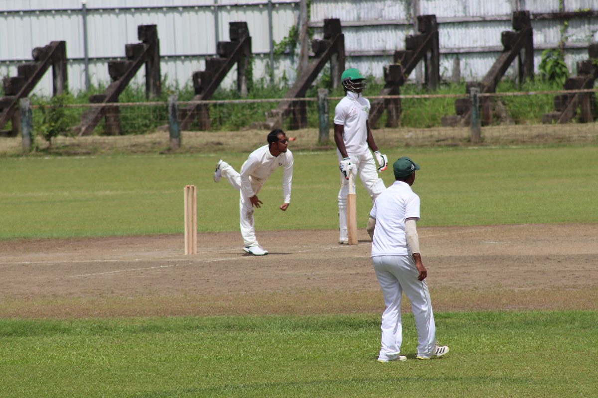 Javeed Rasheed picked up three wickets to ensure Everest first innings points 