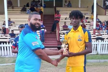 Junior Sinclair (yellow) receives his
Player-of-the-Match award.