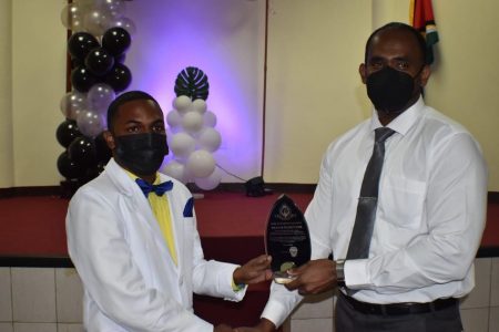 Best Graduating Student Constable Travis Hercules (left) receives an award from Crime Chief, Snr Supt Wendell Blanhum (Guyana Police Force photo) 