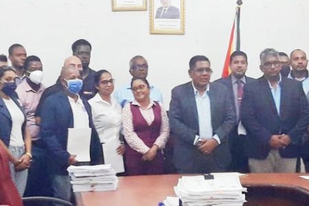 Minister Zulfikar Mustapha (centre) with representatives of the companies awarded the 35 contracts 