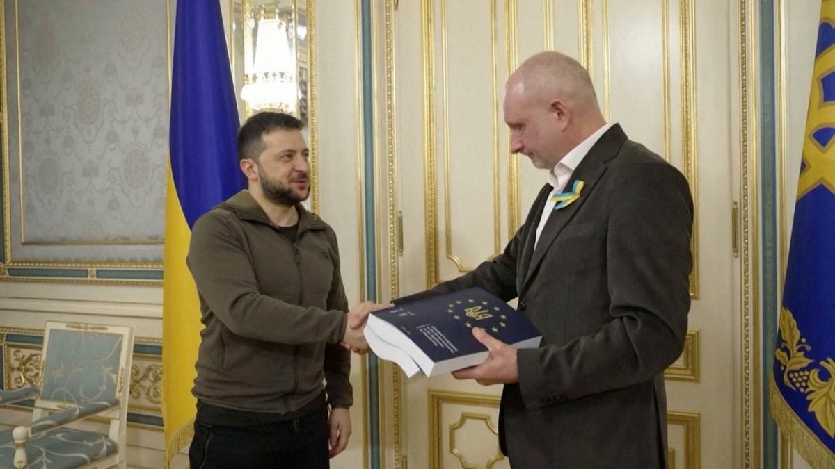 Ukrainian President Volodymr Zelenskiy (left) shakes hands with EU Ambassador to Ukraine Matti Maasikas after handing over the questionnaire for EU membership in Kyiv, Ukraine, April 18, 2022. Ukrainian Presidential Press Service/via Reuters TV/Handout via REUTERS