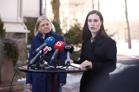 Prime Minister Sanna Marin (right) and Swedish Prime Minister Magdalena Andersson