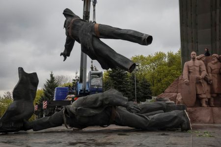 A Soviet monument to a friendship between the  Ukrainian and Russian nations is seen during its demolition, amid Russia’s invasion of Ukraine, in central Kyiv, Ukraine April 26, 2022. REUTERS/Gleb Garanich