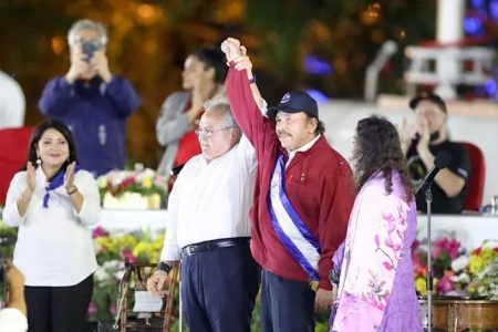 Daniel Ortega (centre) 