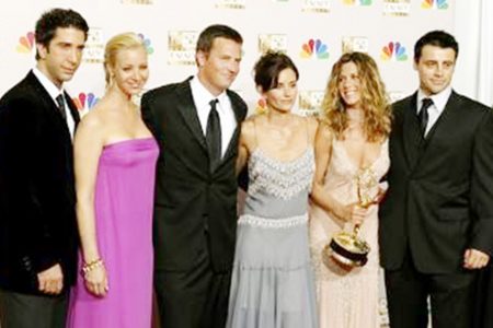 The cast of “Friends” appears in the photo room at the 54th annual Emmy Awards in Los Angeles September 22, 2002. From the left are, David Schwimmer, Lisa Kudrow, Matthew Perry, Courteney Cox Arquette, Jennifer Aniston and Matt LeBlanc. (Reuters photo)