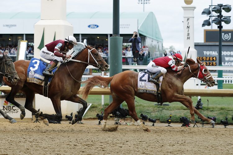  Rich Strike (right) winning the Kentucky Derby