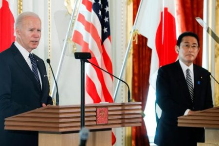 Joe Biden (left) and Japanese Prime Minister Fumio Kishida (Reuters photo)