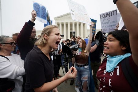 Pro-abortion and anti-abortion demonstrators protest outside the U.S. Supreme Court after the leak of a draft majority opinion written by Justice Samuel Alito preparing for a majority of the court to overturn the landmark Roe v. Wade abortion rights decision later this year, in Washington, U.S., May 3, 2022. (REUTERS/Evelyn Hockstein photo)