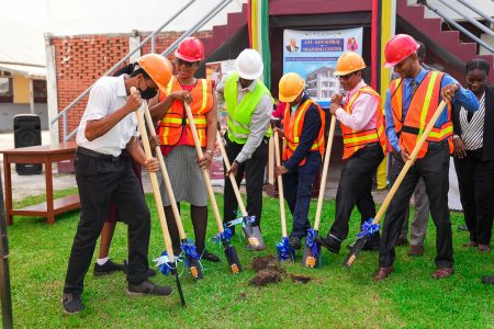 The sod-turning ceremony (Ministry of Education photo)