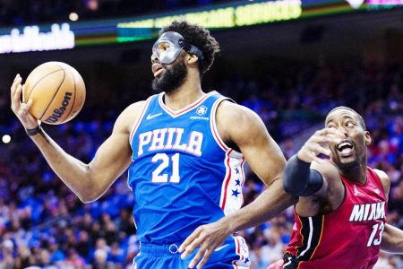 Philadelphia 76ers’ Joel Embiid wore a protective mask Friday night to help his team defeat the Miami Heat at home, thereby avoiding falling into a 0-3 hole.