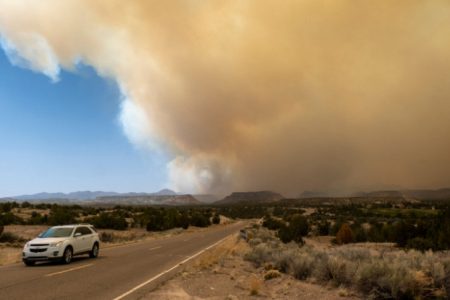 A drought-stricken forest fire in northern New Mexico has taken on the proportions of a “mega-fire.” PHOTO: Profimedia Images