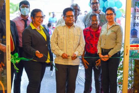 The ribbon cutting for the Assuria branch (Ministry of Finance photo)