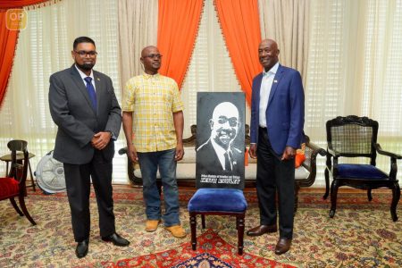 President Irfaan Ali (left) presented a steel portrait to the Prime Minister of Trinidad and Tobago, Dr Keith Rowley (right) yesterday at State House. The steel portrait or ‘silhouette’ was done by overseas-based Guyanese artist, Paul Jones (centre).
Rowley and members of his Government are in Guyana on a five-day visit to attend the Agri-Investment Forum and Expo which will be held from May 19-21 at the Arthur Chung Conference Centre. (Office of the President photo)