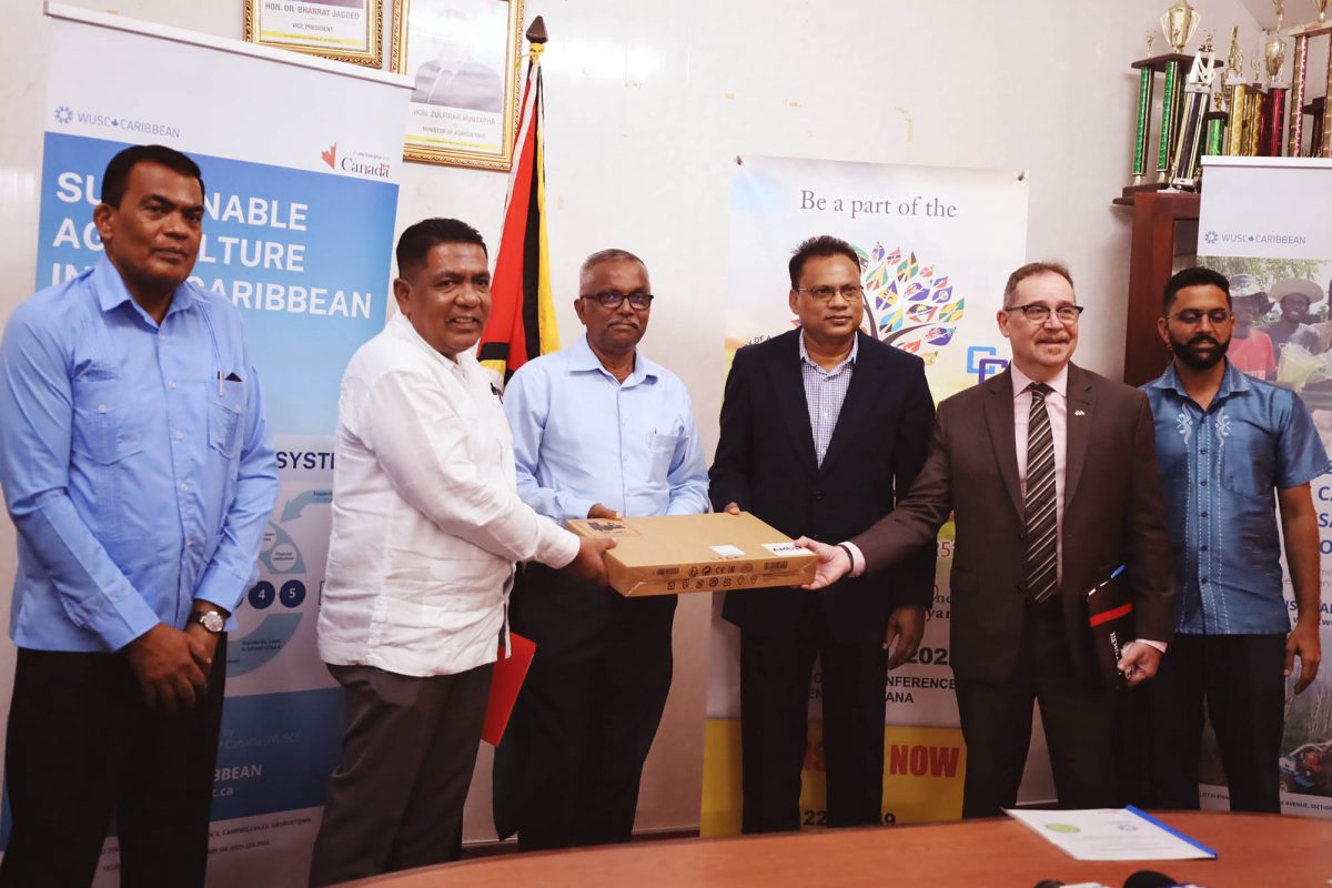 Minister of Agriculture Zulfikar Mustapha (second from left) with Canadian High Commissioner, Mark Berman (second from right)  at the event. (Ministry of Agriculture photo)