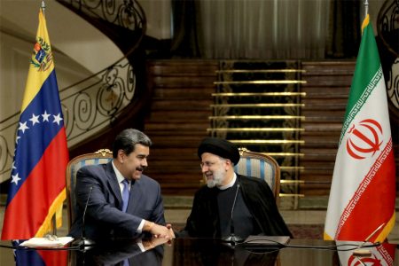Iranian President Ebrahim Raisi (right) and his Venezuelan counterpart Nicolas Maduro 