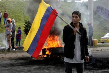 Demonstrators blocking the road to Quito international airport, as President Guillermo Lasso held talks with Indigenous groups to tackle protests over rises in fuel costs. Photo: Cristina Vega RHOR / AFP