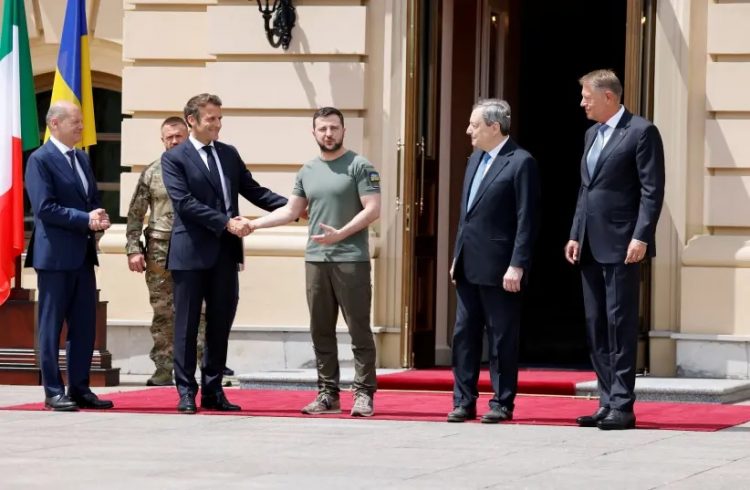 Ukrainian President Volodymyr Zelensky shakes hands with France's President Emmanuel Macron as they pose for a picture with Italian Prime Minister Mario Draghi, German Chancellor Olaf Scholz and Romanian President Klaus Iohannis in Kyiv, Ukraine, June 16, 2022.(photo credit: LUDOVIC MARIN/POOL VIA REUTERS)