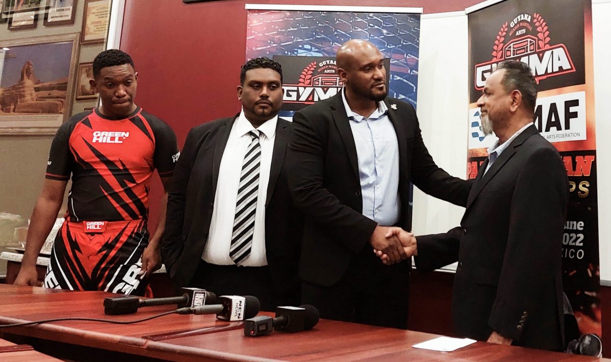 Nazar ‘Shell’ Mohamed (right) shakes hands with GMMAF President Gavin Singh in the presence of other officials after inking a partnership with the entity.
