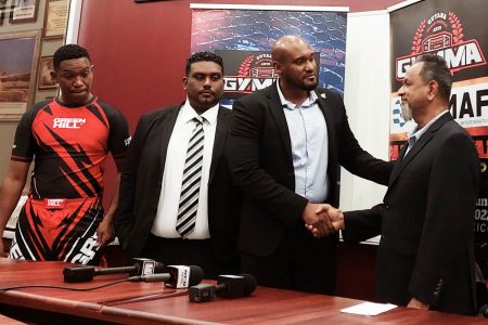 Nazar ‘Shell’ Mohamed (right) shakes hands with GMMAF President Gavin Singh in the presence of other officials after inking a partnership with the entity.