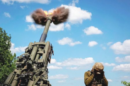 Ukrainian service members fire a shell from a M777 Howitzer near a frontline, as Russia’s attack on Ukraine continues, in Donetsk Region, Ukraine June 6, 2022. REUTERS/Stringer 