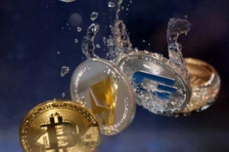 Representations of cryptocurrency Bitcoin, Ethereum and Dash plunge into water in this illustration taken, May 23, 2022. REUTERS/Dado Ruvic/Illustration reuters_tickers