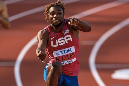  Noah Lyles celebrated his 25th birthday yesterday with victory in his 200m heat in 19.98s.
