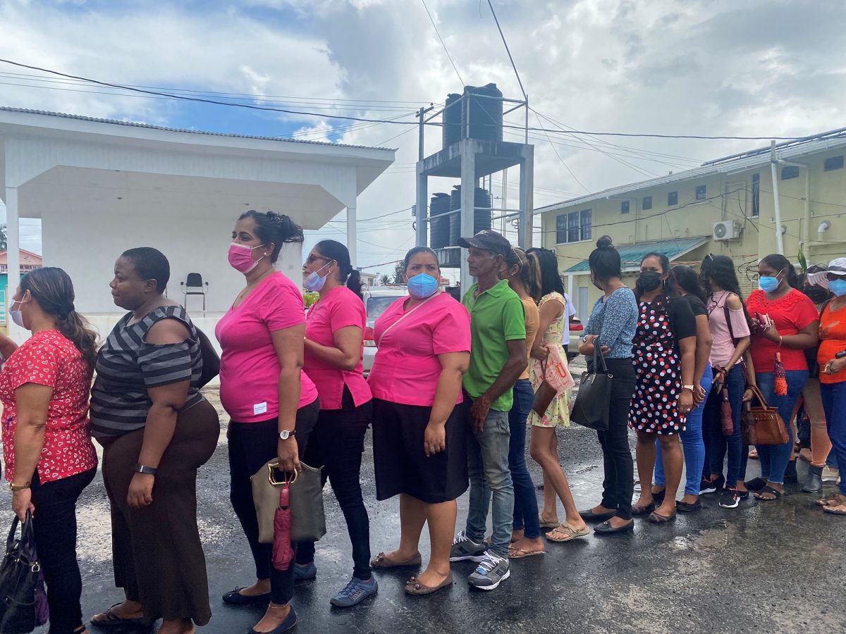 Part-time workers gathered to receive their first payment at the Regional Democratic Council building in Anna Regina.