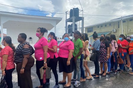 Part-time workers gathered to receive their first payment at the Regional Democratic Council building in Anna Regina.