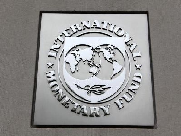 The International Monetary Fund (IMF) logo is seen at the IMF headquarters building during the 2013 Spring Meeting of the International Monetary Fund and World Bank in Washington, April 18, 2013. REUTERS/Yuri Gripas (UNITED STATES - Tags: POLITICS BUSINESS) - RTXYQYK