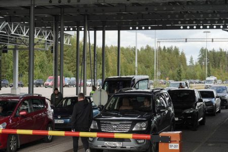  Cars queue to enter Finland from Russia at Finland's most southern crossing point Vaalimaa, around three hour drive from Saint Petersburg,  September 22, 2022. REUTERS/Essi Lehto