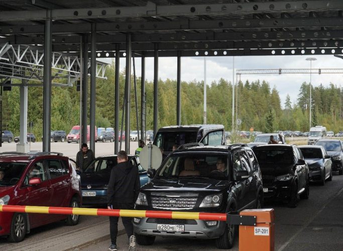  Cars queue to enter Finland from Russia at Finland's most southern crossing point Vaalimaa, around three hour drive from Saint Petersburg,  September 22, 2022. REUTERS/Essi Lehto