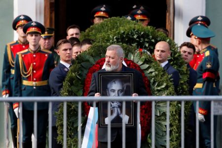  Journalist Dmitry Muratov, co-winner of the 2021 Nobel Peace Prize, carries a portrait of the late Mikhail Gorbachev at the memorial service.(Reuters: Shamil Zhumatov)
