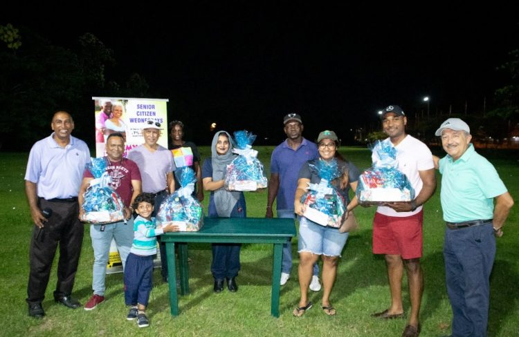  The prize winners of the Beginners Only Golf Tournament with their grand prizes.