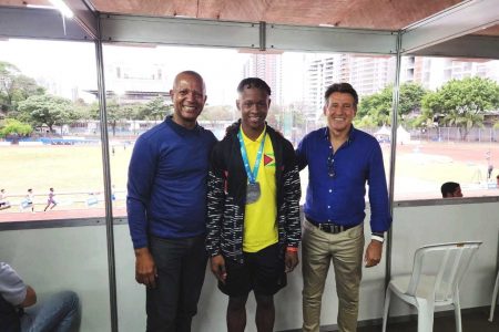Ezekiel Newton with World Athletics President, Lord Sébastien Coe and AAG’s President, Aubrey Hutson in Brazil. 